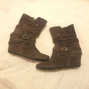 WOMENS GRAY SUEDE BOOTS POUNCE WHITE MOUNTAIN WEDGE HEEL STRAP SILVER BOOTIE 8